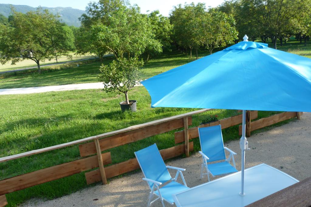 Roulottes Au Pied Du Vercors سان-جان-أون-رويان المظهر الخارجي الصورة